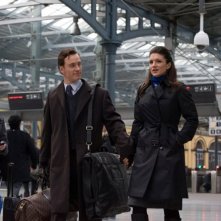 Gina Carano in aeroporto mano nella mano con Michael Fassbender in una scena di Knockout - Resa dei conti