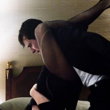 Gina Carano in lotta con Michael Fassbender in una scena di Knockout - Resa dei conti