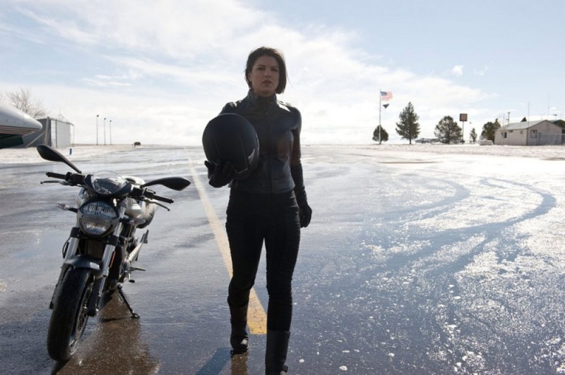 Gina Carano in versione motociclista in una scena di Knockout - Resa dei conti