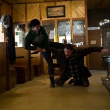 Gina Carano insieme a Channing Tatum in una concitata scena di Knockout - Resa dei conti