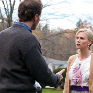 Patrick Wilson insieme a Charlize Theron in una scena del film Young Adult