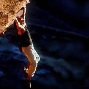 Tom Cruise appeso a una parete di roccia in Mission: Impossible II