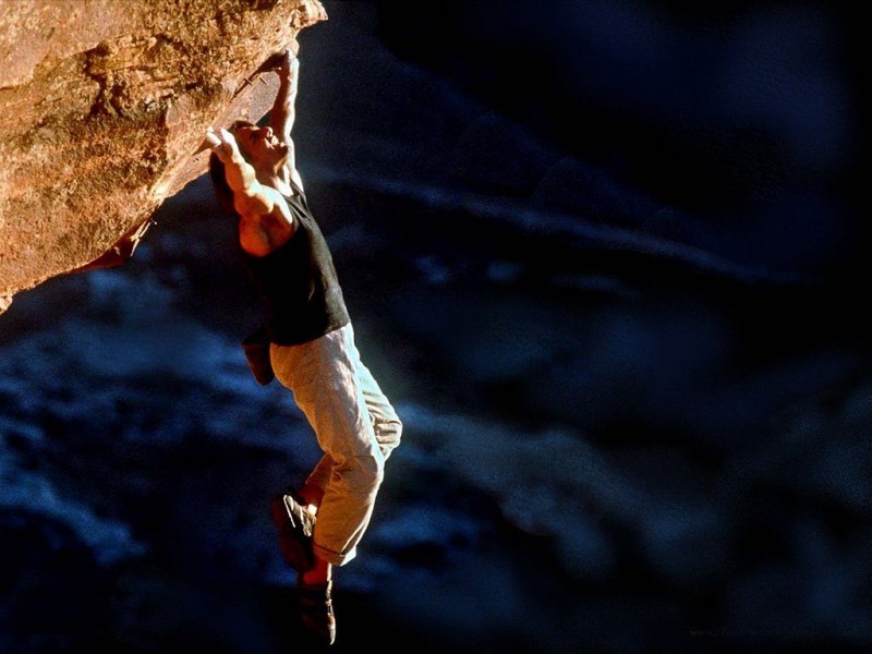 Tom Cruise appeso a una parete di roccia in Mission: Impossible II