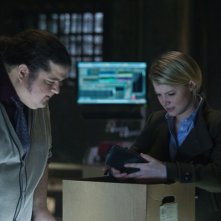 Alcatraz: Jorge Garcia e Sarah Jones nell'episodio Cal Sweeney