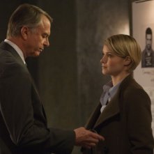 Alcatraz: Sam Neill e Sarah Jones nell'episodio Cal Sweeney