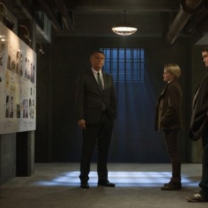 Alcatraz: Sam Neill, Jorge Garcia e Sarah Jones nell'episodio Cal Sweeney
