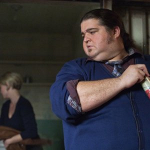 Alcatraz: Sarah Jones, sullo sfondo, e Jorge Garcia nell'episodio Kit Nelson