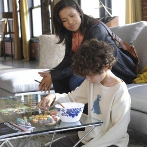 Gugu Mbatha-Raw e David Mazouz in una scena del pilot di Touch