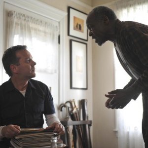 Kiefer Sutherland e Danny Glover in una scena del pilot di Touch