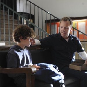 Kiefer Sutherland e David Mazouz in una scena del pilot di Touch