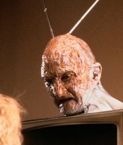 Robert Englund in Nightmare 3: 'Benvenuta in prima serata, puttana!'