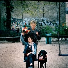 Alba Rohrwacher con Vinzenz Kiefer in una foto promozionale di Glück