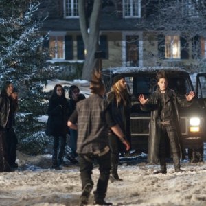 Daniel Craig alle prese con un gruppo di ragazzi dark in una scena del film Dream House