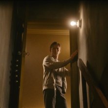 Daniel Craig guarda con sospetto verso la cantina in una scena di Dream House