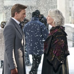 Dream House: Jane Alexander con Daniel Craig sotto la neve in una scena del film