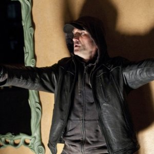 Elias Koteas in una scena del thriller Dream House