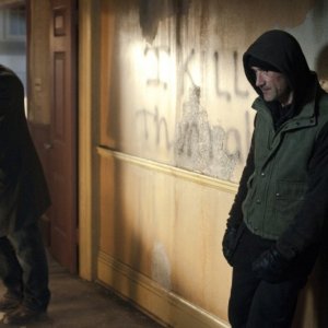 Elias Koteas in una scena del thriller Dream House insieme a Marton Csokas