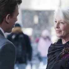 Jane Alexander e Daniel Craig sotto la neve in una scena del film Dream House