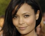 Thandie Newton e Dominic Cooper sotto la Metà di un sole giallo