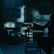 Un'immagine in penombra di Daniel Craig in una scena di Dream House