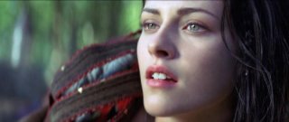 Kristen Stewart è una Biancaneve combattiva e malinconica in un primissimo piano di Biancaneve e il cacciatore