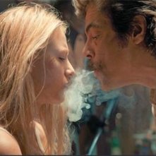 Benicio Del Toro soffia il fumo in faccia a Blake Lively in un'immagine di Le belve