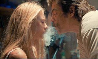 Benicio Del Toro soffia il fumo in faccia a Blake Lively in un'immagine di Le belve