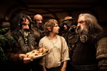 Bilbo circondato dai nani in Lo Hobbit - Un viaggio inaspettato