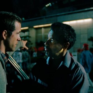 Denzel Washington insieme a Ryan Reynolds in una scena di Safe House - Nessuno è al sicuro