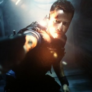 Un primo piano di Guy Pearce in azione in Lock-Out