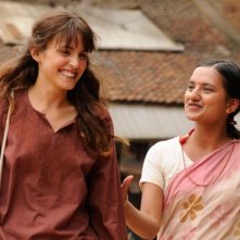 una sorridente Verónica Echegui in Katmandú, un espejo en el cielo