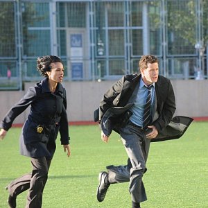 Unforgettable: Dylan Walsh e Daya Vaidya nell'episodio Golden Bird