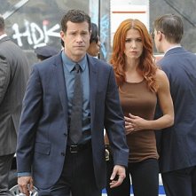 Unforgettable: Dylan Walsh e Poppy Montgomery in una scena dell'episodio Up In Flames