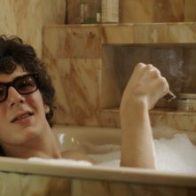 Vincent Lacoste immerso in vasca nel film JC Comme Jésus Christ