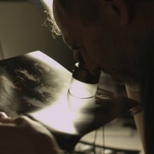 Anton Corbijn in una scena del documentario Anton Corbijn Inside Out