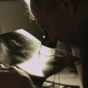 Anton Corbijn in una scena del documentario Anton Corbijn Inside Out