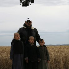 Il regista Wang Quanan sul set del film White Deer Plain con alcuni piccoli attori comparsa