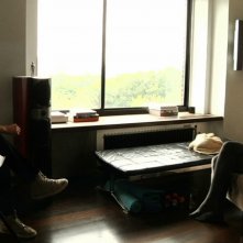 Keanu Reeves in una scena del documentario Side by Side insieme a Greta Gerwig