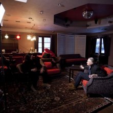 Keanu Reeves in una scena del documentario Side by Side insieme a Joel Schumacher