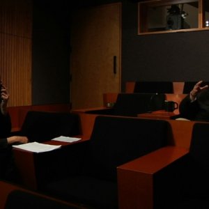 Keanu Reeves in una scena del documentario Side by Side insieme al maestro David Lynch