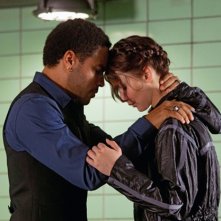 Lenny Kravitz e Jennifer Lawrence uniti in un abbraccio in Hunger Games