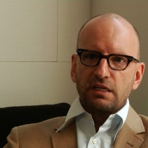 Steven Soderbergh in una scena del documentario Side by Side