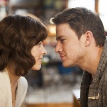 Uno sguardo complice tra Rachel McAdams e Channing Tatum in La memoria del cuore
