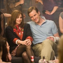 Anna Faris insieme a Chris Pratt in una scena della commedia Take Me Home Tonight