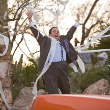 Dan Fogler in una curiosa immagine tratta dalla commedia Take Me Home Tonight