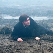 Daniel Radcliffe a terra terrorizzato in un'immagine del film The Woman in Black
