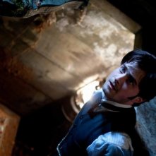 Daniel Radcliffe agguerrito in una scena del film The Woman in Black
