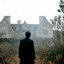 Daniel Radcliffe di spalle osserva la casa dei misteri in una scena di The Woman in Black