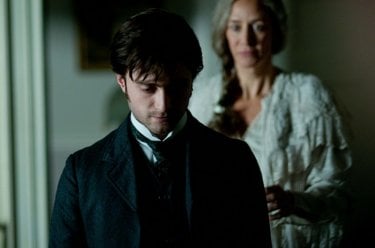 Daniel Radcliffe in una scena del film The Woman in Black, alle sue spalle Janet McTeer