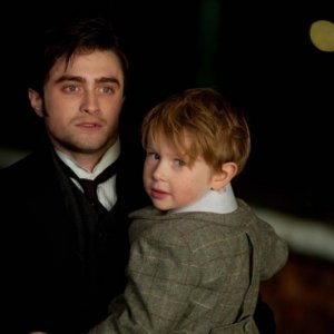 Daniel Radcliffe insieme al piccolo Misha Handley in una scena del film The Woman in Black